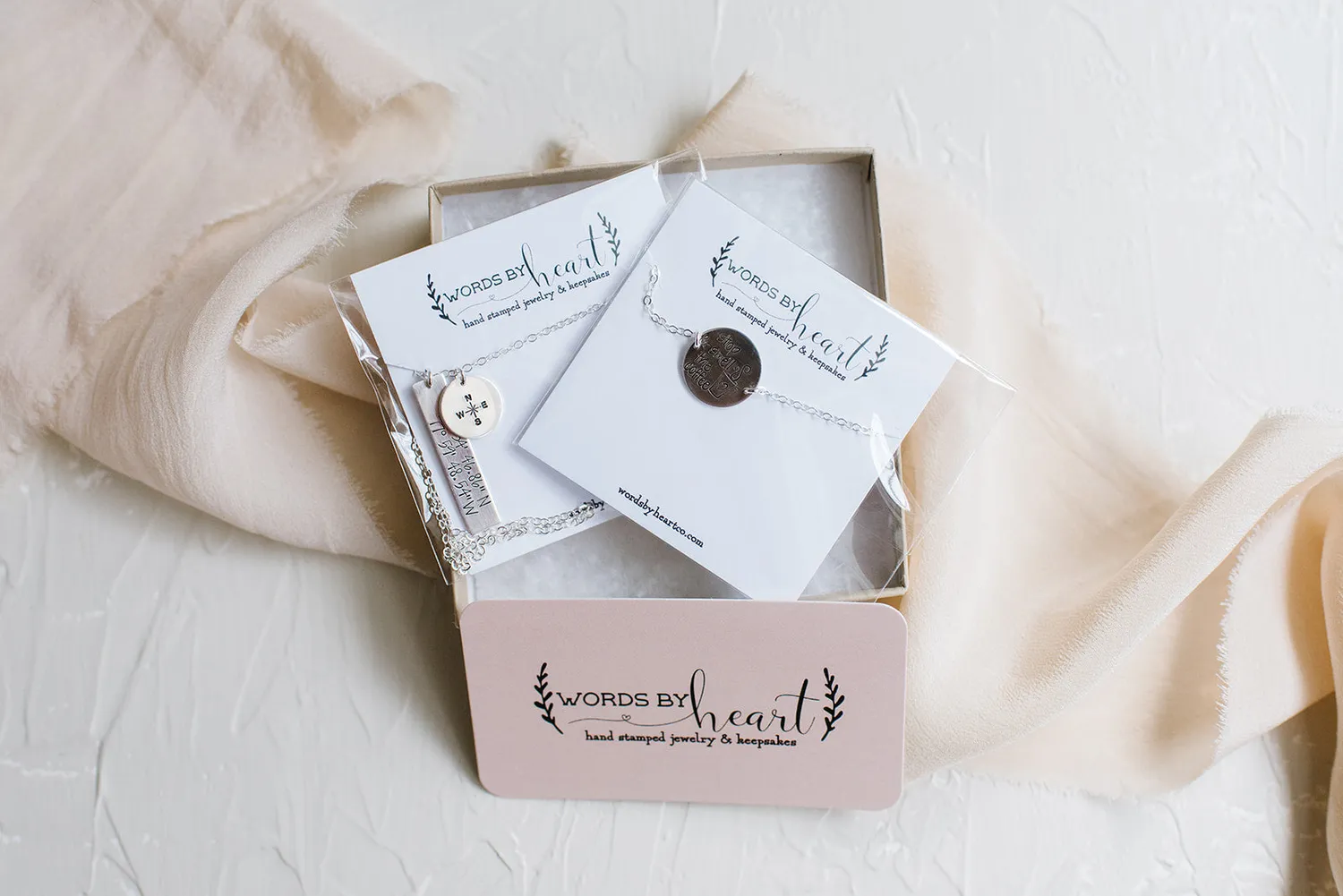 WordsByHeartCo Mountain Disc collana disco argento 925 iniziali 3 lettere