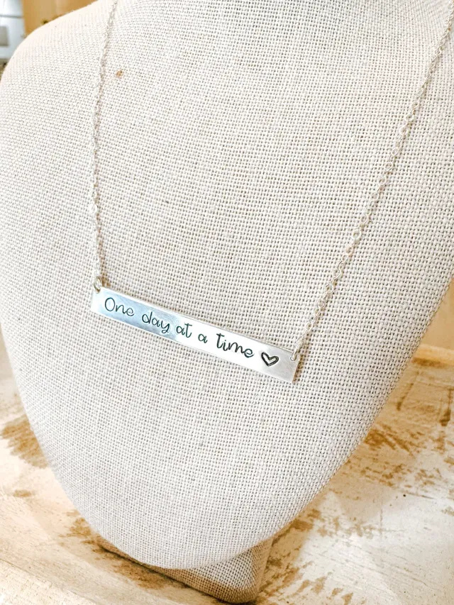 WordsByHeartCo One Day at a Time collana barra argento 925 18”