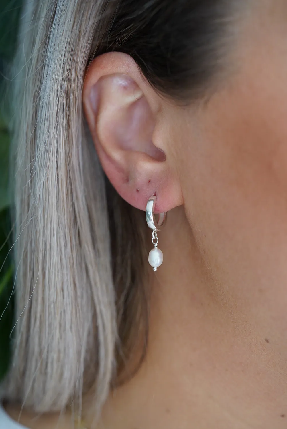 WordsByHeartCo Huggie Hoops orecchini perla argento 925