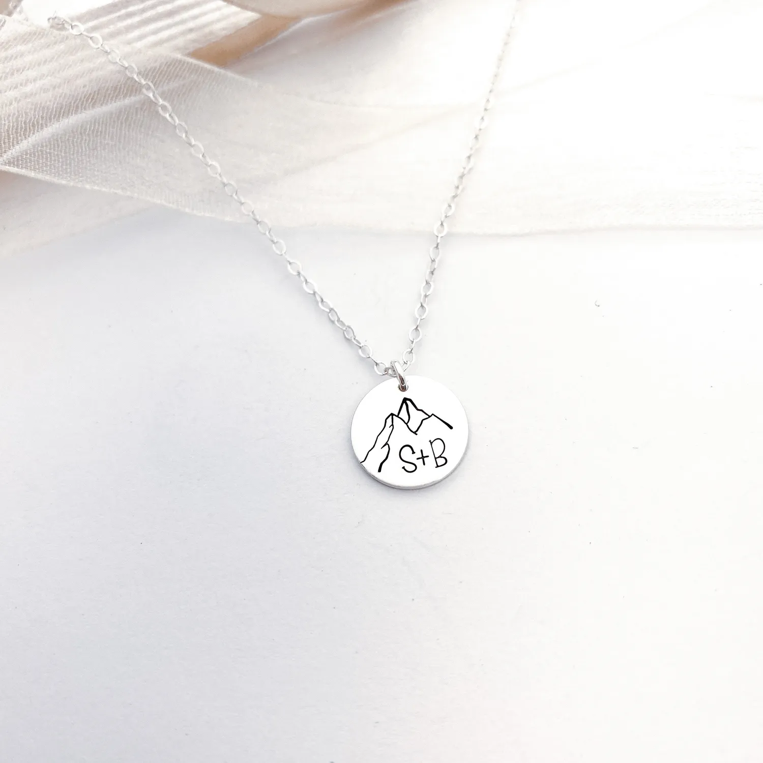 WordsByHeartCo Mountain Disc collana disco argento 925 iniziali 3 lettere