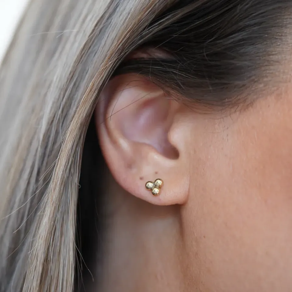 WordsByHeartCo Trinity Cluster orecchini lobo oro 14kt