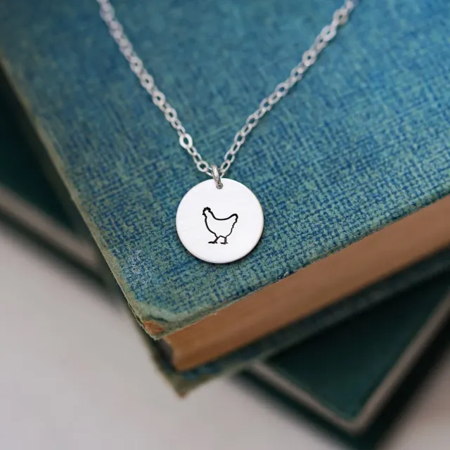WordsByHeartCo Happy Hen collana disco argento 925 18" gallina