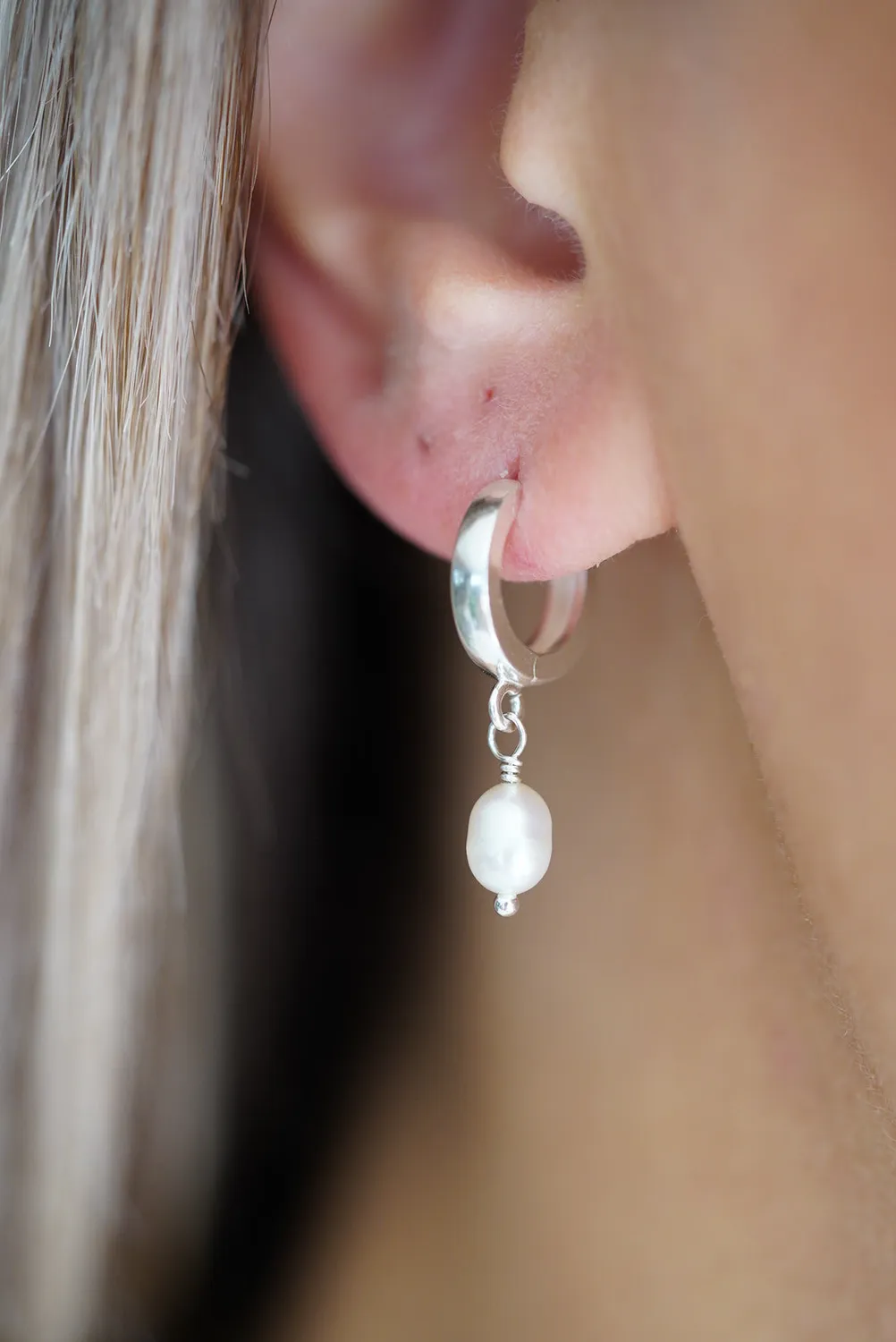 WordsByHeartCo Huggie Hoops orecchini perla argento 925