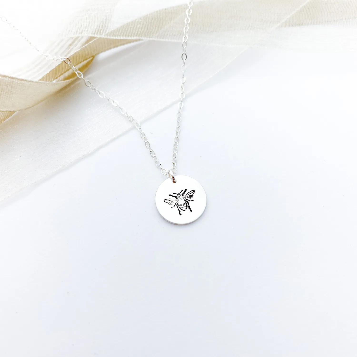 WordsByHeartCo Honey Bee collana disco argento 925 ape incisa