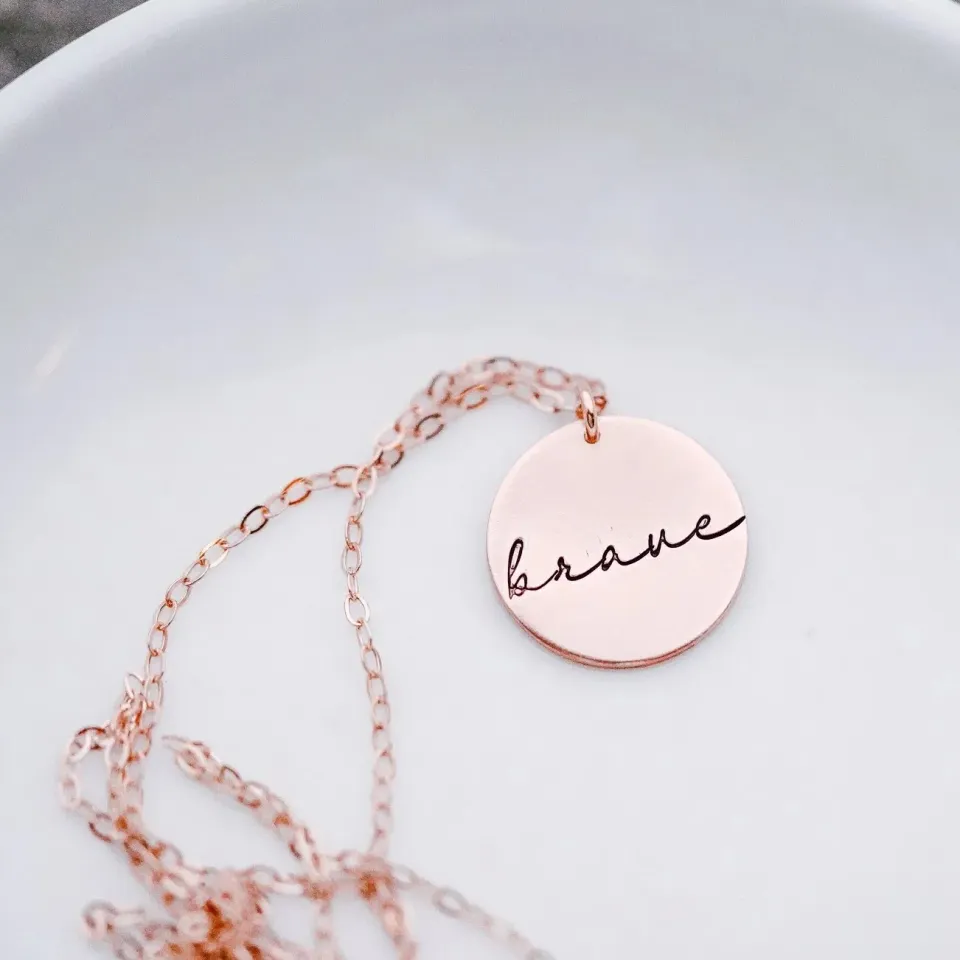 WordsByHeartCo Word of the Year collana disco argento 925 incisa