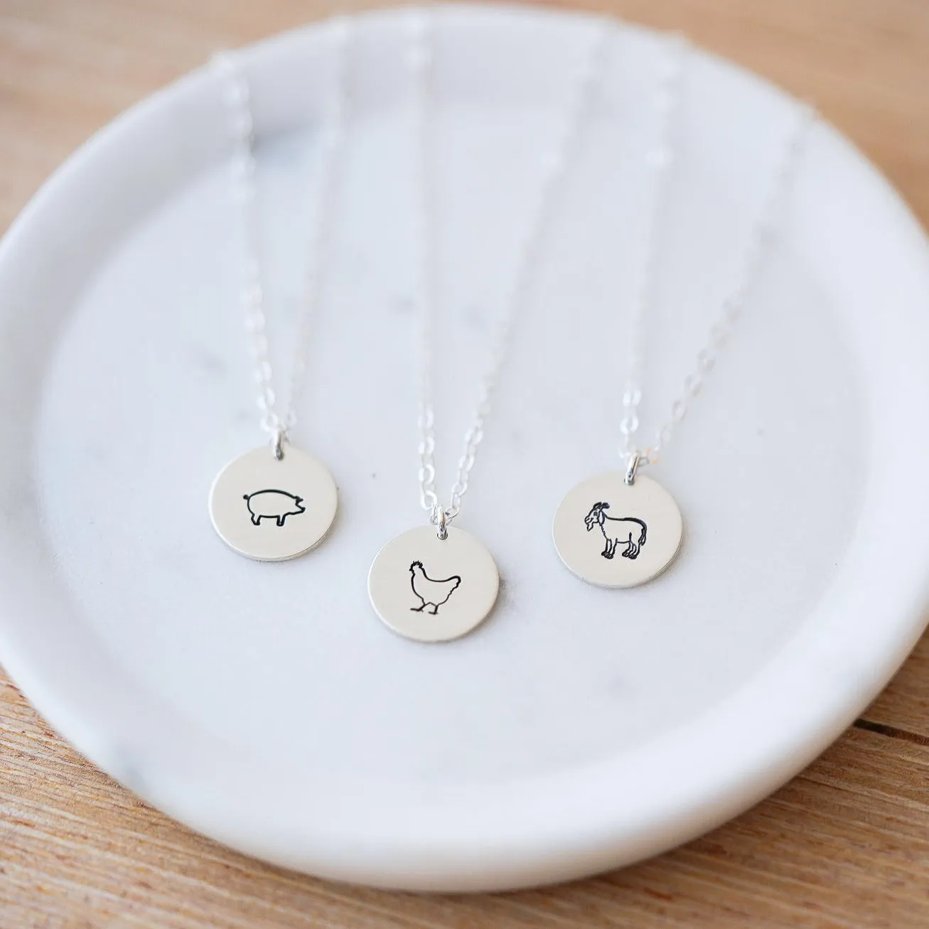 WordsByHeartCo Happy Hen collana disco argento 925 18" gallina