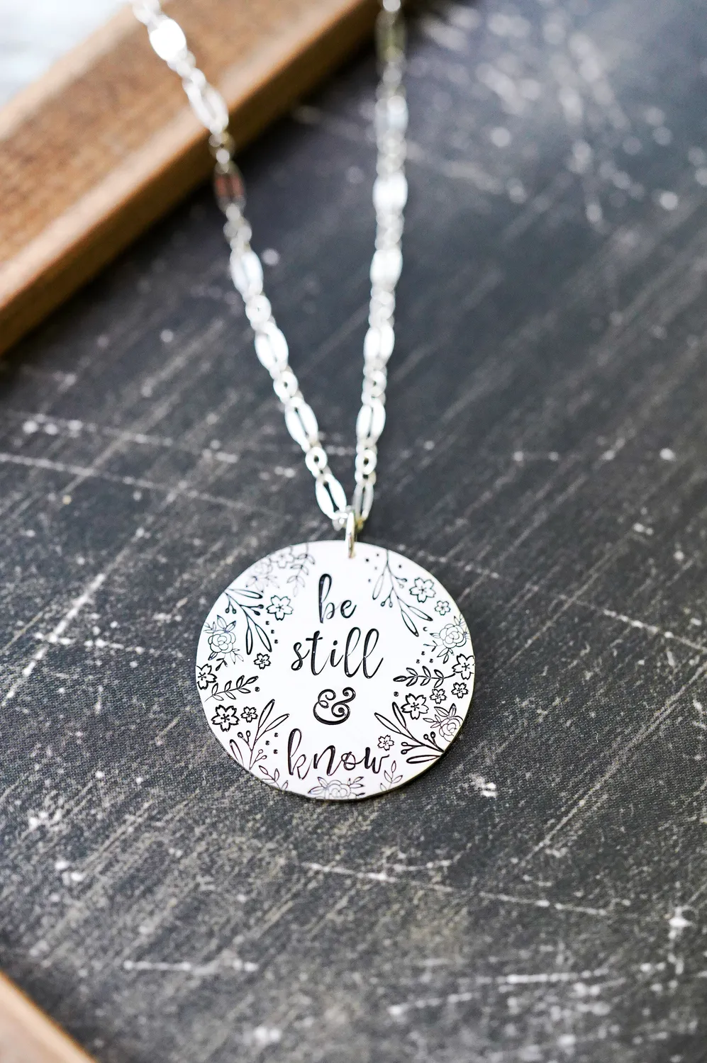 WordsByHeartCo Be Still Know collana disco argento 45 cm