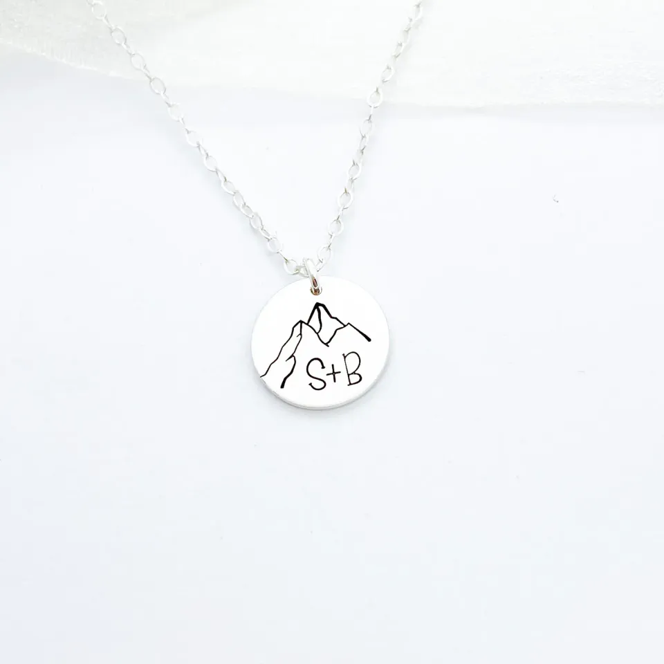 WordsByHeartCo Mountain Disc collana disco argento 925 iniziali 3 lettere