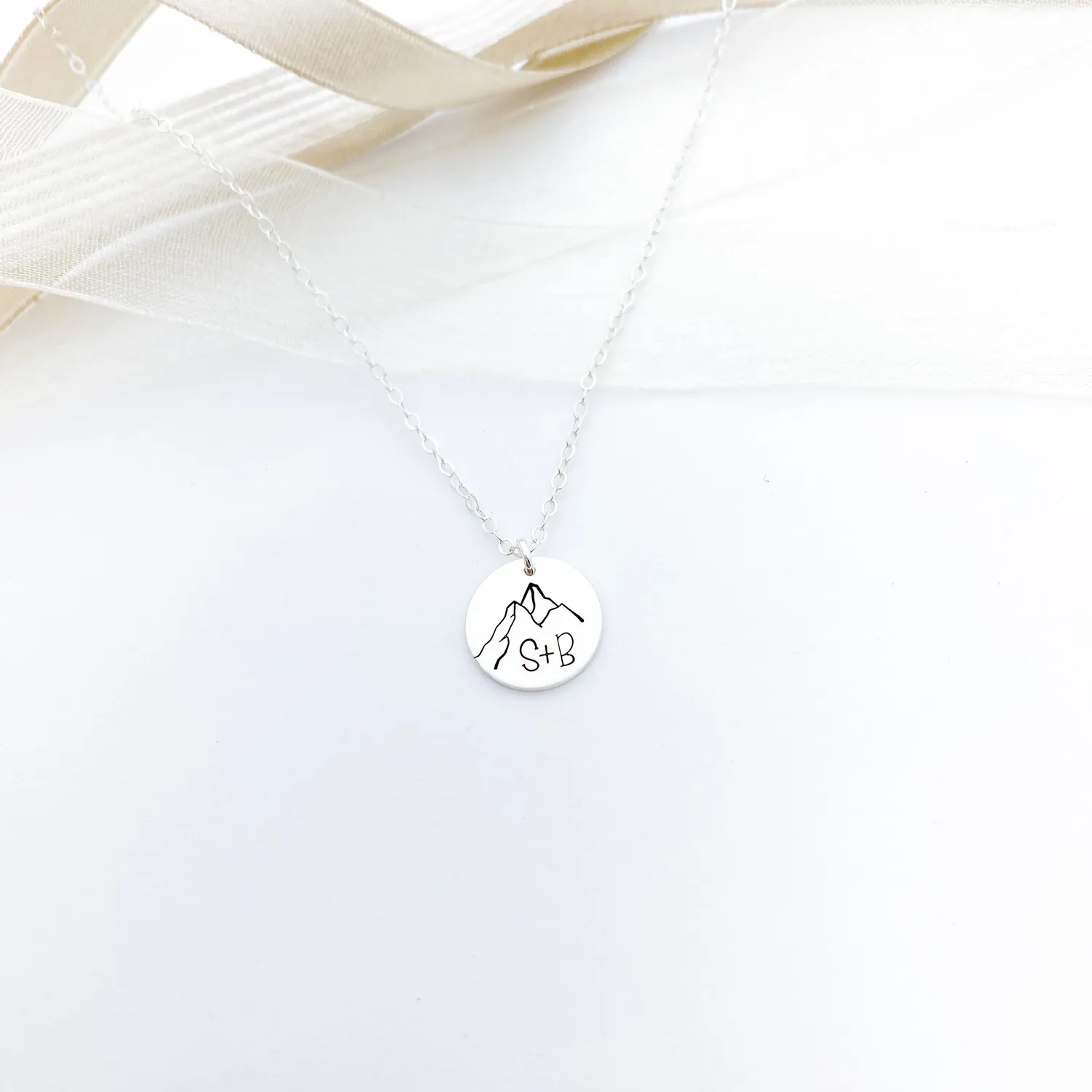 WordsByHeartCo Mountain Disc collana disco argento 925 iniziali 3 lettere