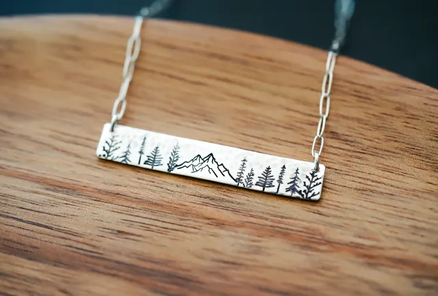 WordsByHeartCo Mountain Scene collana barretta argento 925