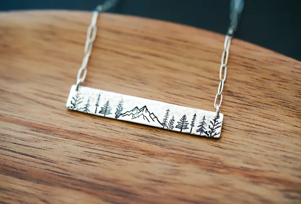 WordsByHeartCo Mountain Scene collana barretta argento 925