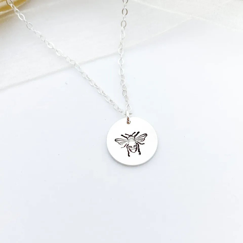 WordsByHeartCo Honey Bee collana disco argento 925 ape incisa