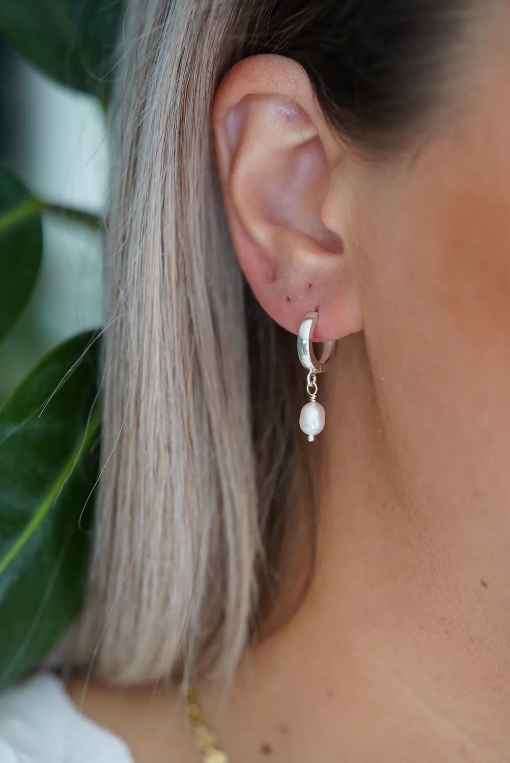 WordsByHeartCo Huggie Hoops orecchini perla argento 925
