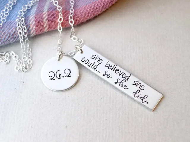 WordsByHeartCo She Believed collana runner argento incisa
