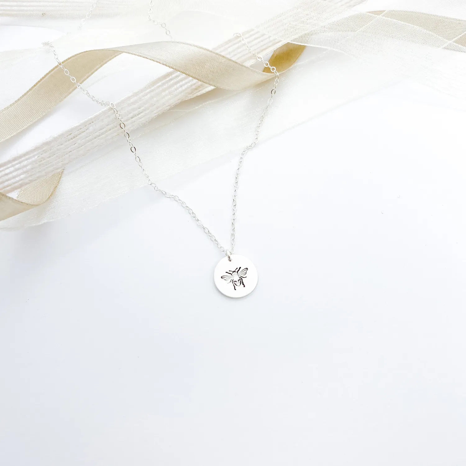 WordsByHeartCo Honey Bee collana disco argento 925 ape incisa