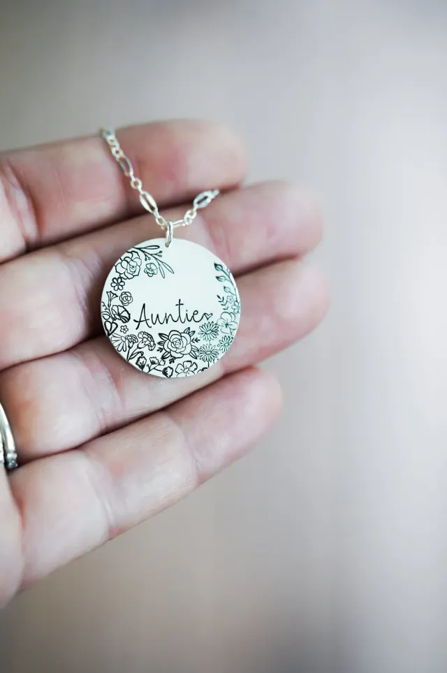 WordsByHeartCo Auntie collana disco nome 18" gold-filled