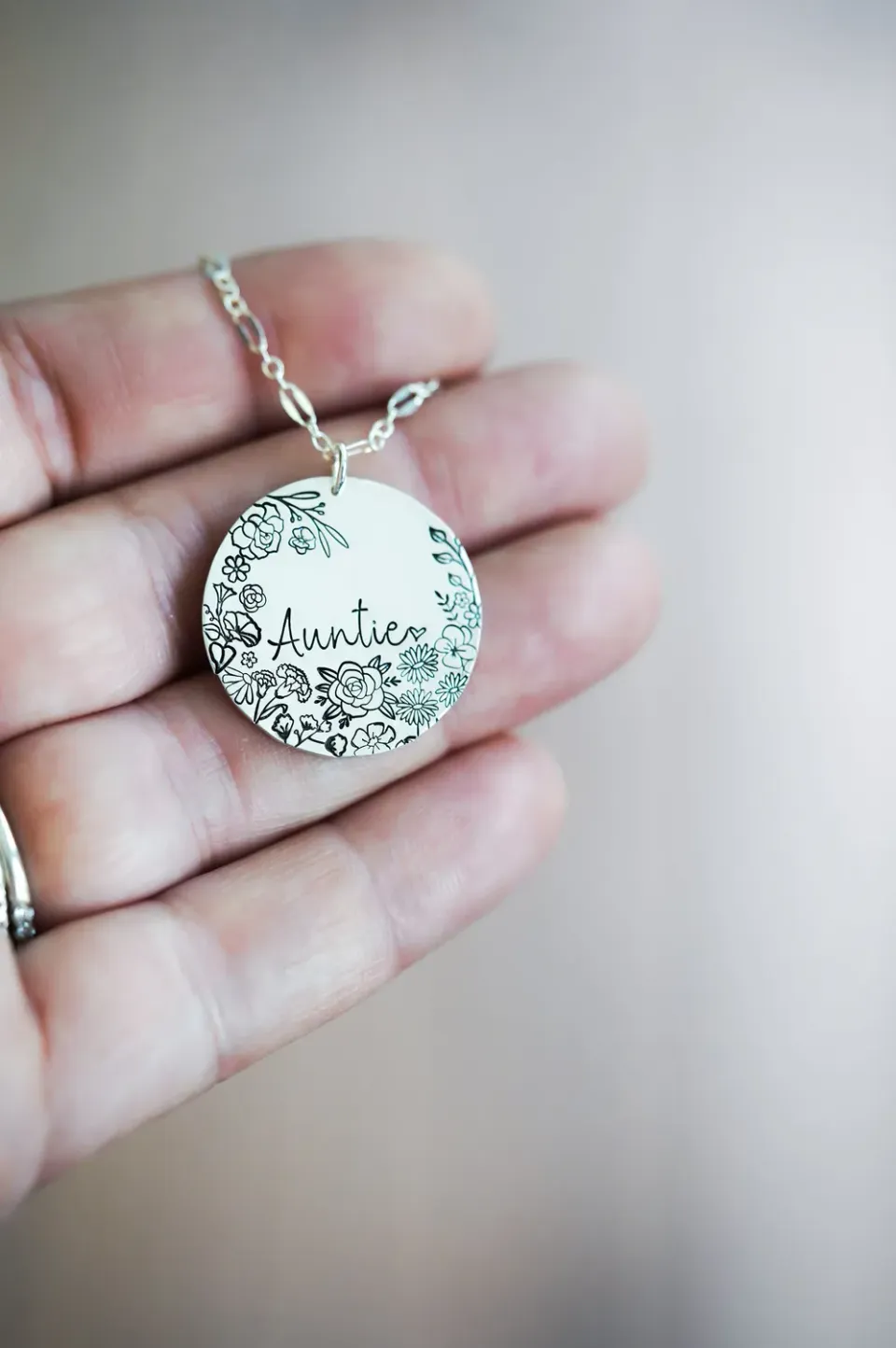 WordsByHeartCo Auntie collana disco nome 18" gold-filled