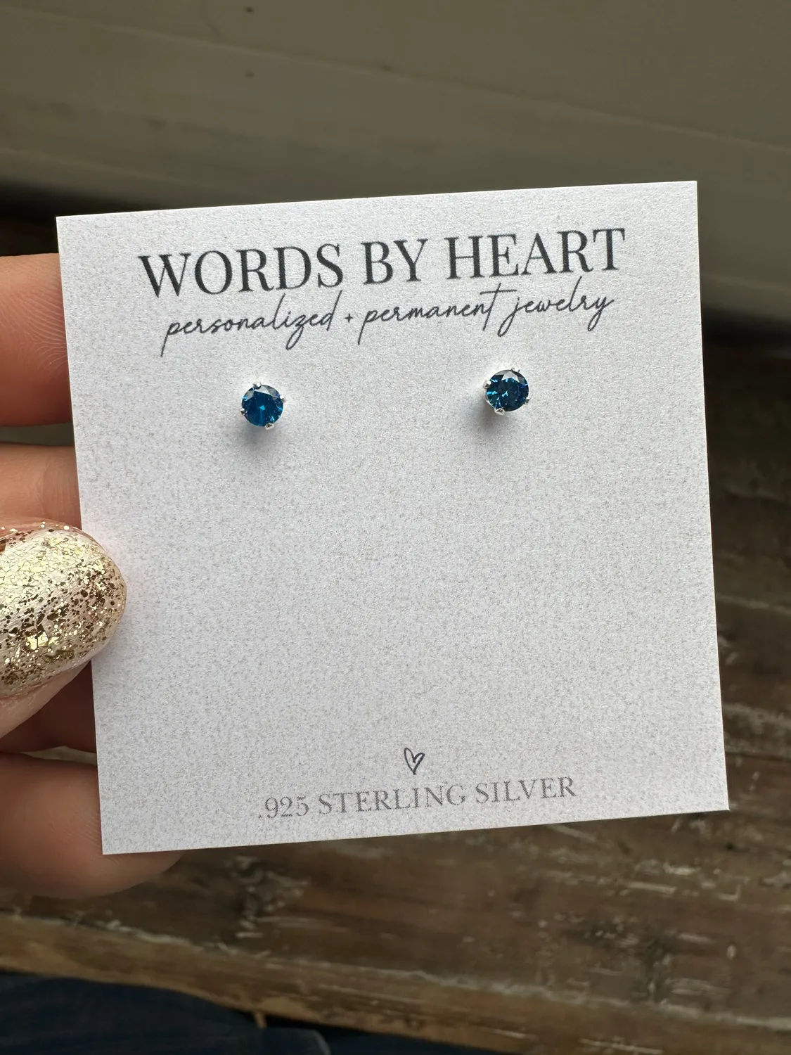 WordsByHeartCo 4mm Birthstone orecchini punto luce argento aprile