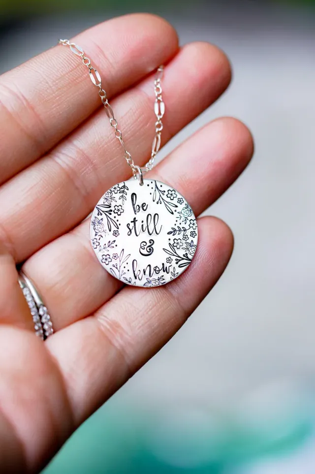 WordsByHeartCo Be Still Know collana disco argento 45 cm
