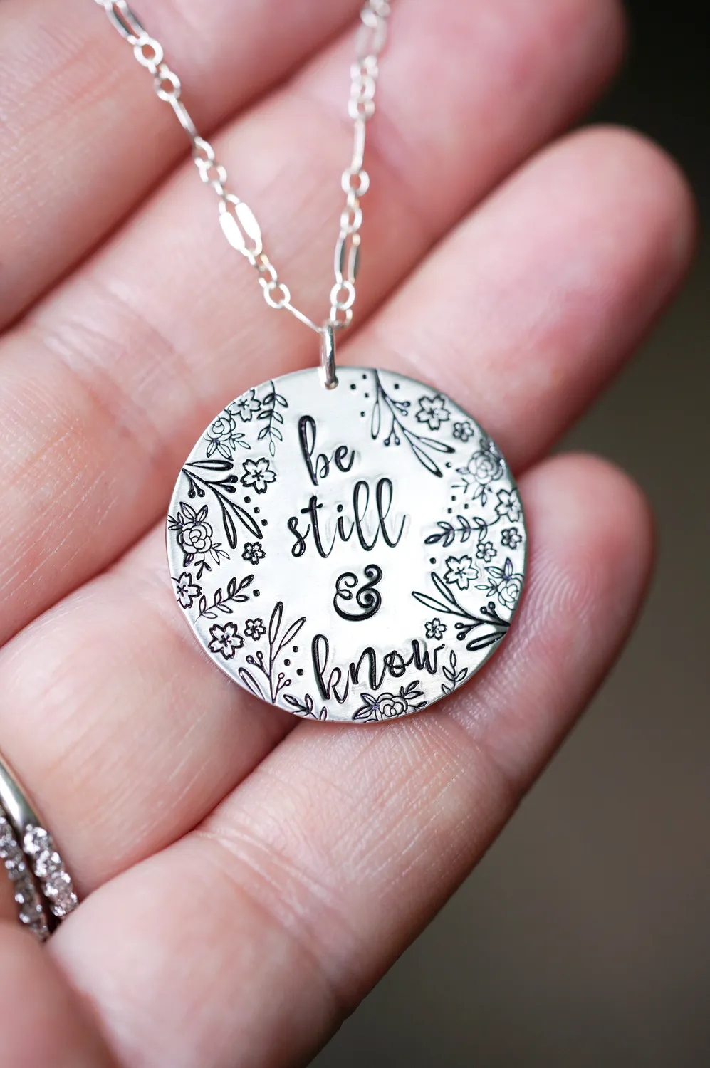 WordsByHeartCo Be Still Know collana disco argento 45 cm