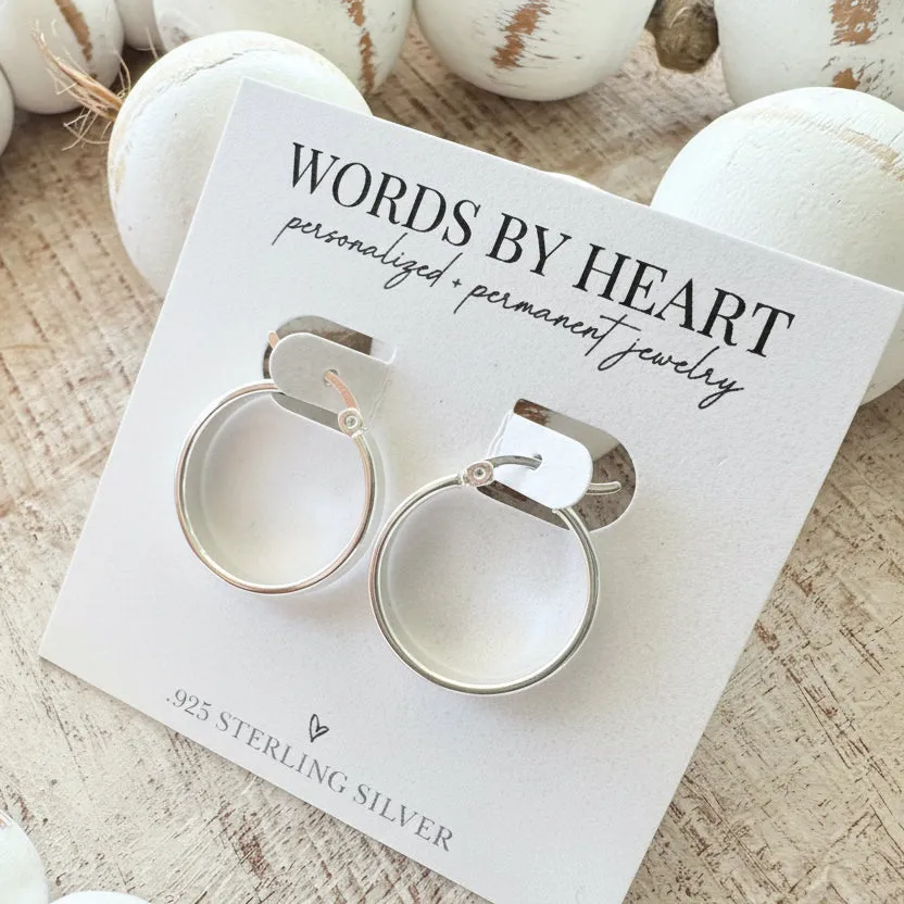 WordsByHeartCo Flat Hoops orecchini cerchio argento